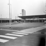 150164 Gezicht op het stationsplein en het N.S.-station te Beverwijk.